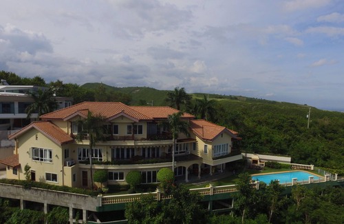 Cebu Villa | Luxury Retreat High Above the Crowd