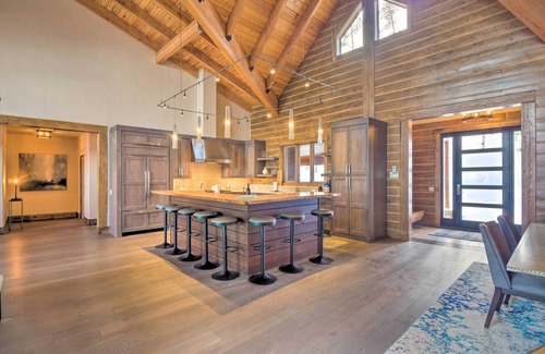 The Highlands House | Luxury Retreat - Hot Tub & Views!