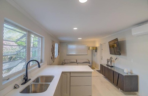 Westward Villas Subdivision House | Luxury Retreat In Nassau Walking Distance To Beach