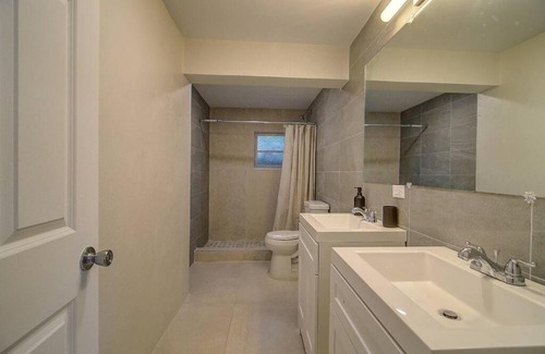 Westward Villas Subdivision House | Luxury Retreat In Nassau Walking Distance To Beach