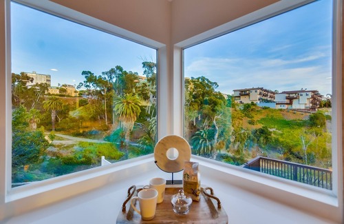 Park West House | Luxury Retreat with Ocean & Canyon panoramic views, 5min to dwtn, multiple decks