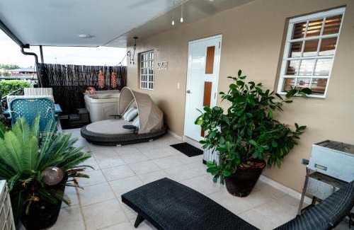 Bucana Apartment | Luxury Retreat with Private Jacuzzi and Mountain Views FREE Parking