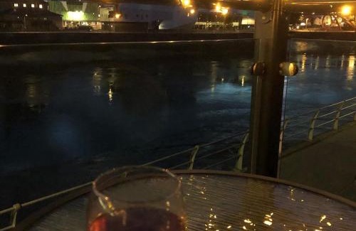 Newport Apartment | Luxury Riverside 2 bedroomed Apartment with Balcony