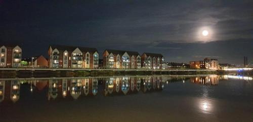 Newport Apartment | Luxury Riverside 2 bedroomed Apartment with Balcony