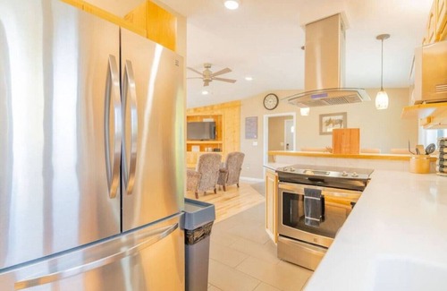 College House | Luxury Riverside Chena River House South Suite