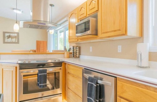 College House | Luxury Riverside Chena River House South Suite