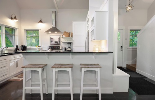Ingalls House | Luxury Riverside Cottage with Kayaks