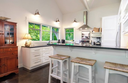 Ingalls House | Luxury Riverside Cottage with Kayaks