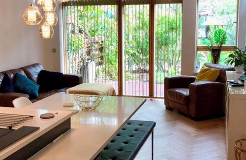 Crofton Park Apartment | Luxury Riverside Retreat with Bath Jacuzzi in Central London