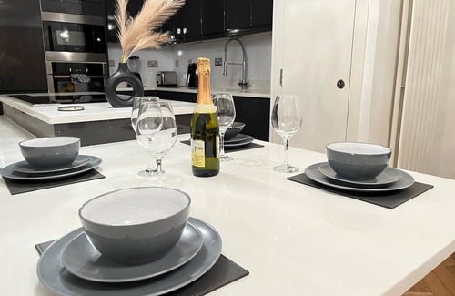Crofton Park Apartment | Luxury Riverside Retreat with Bath Jacuzzi in Central London