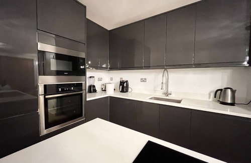 Crofton Park Apartment | Luxury Riverside Retreat with Bath Jacuzzi in Central London