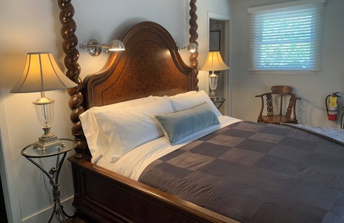 Old Town Historic District Bed & Breakfast | Luxury Romantic Private Suite With Lounge. New August 2025, Historic District.