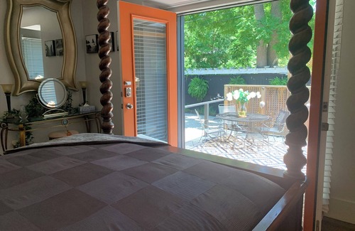 Old Town Historic District Bed & Breakfast | Luxury Romantic Private Suite With Lounge. New August 2025, Historic District.