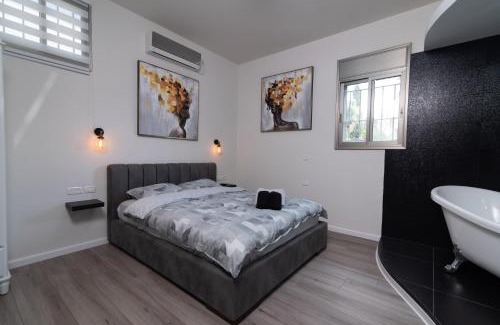Haifa Apartment | Luxury Room Bahai's Garden