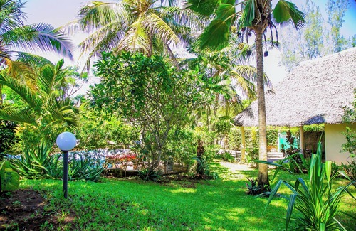 Diani Beach Cottage | Luxury room for 2 only 10min walk to most beautiful white sands of Diani Beach.