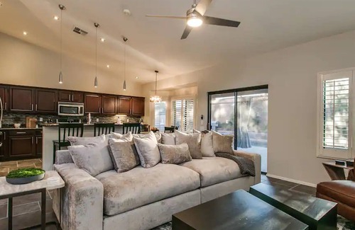 Paradise Park Vista Cottage | Luxury Scottsdale 5 Bdrm W/pool and Hot Tub!