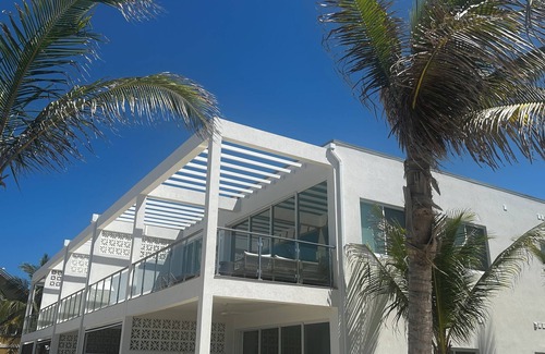 Northwest Point Apartment | LUXURY SEAFRONT 3 BED 3 BATH CONDO WITH AMAZING SUNSETS