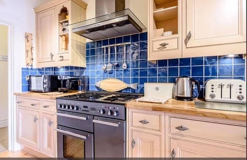 Aberdovey Apartment | Luxury Seafront Apartment in Aberdovey -pets allowed/free parking -sleeps 8