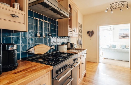 Aberdovey Apartment | Luxury Seafront Apartment in Aberdovey -pets allowed/free parking -sleeps 8