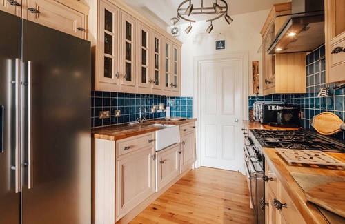 Aberdovey Apartment | Luxury Seafront Apartment in Aberdovey -pets allowed/free parking -sleeps 8