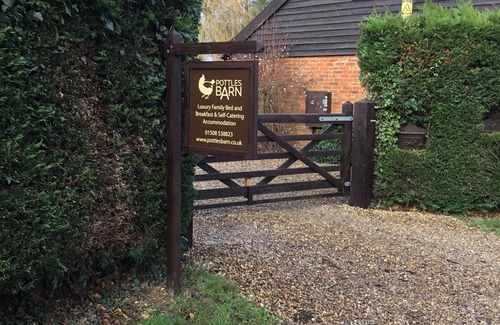 Surlingham Cottage | Luxury self contained holiday let, peaceful location by the Norfolk Broads.