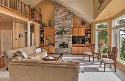 Willard House | Luxury Seneca Lakehouse w/ Deck + Private Dock!