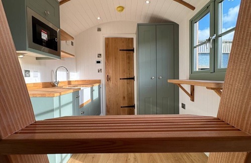 Monknash Cabin | Luxury Shepherds Hut near Glamorgan Coast