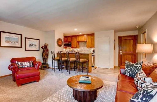 Vail Condo | Luxury Ski~-In~/Ski~-Out~ Condo with Vail Mtn. in the Backyard