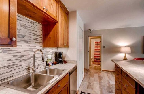 Vail Condo | Luxury Ski~-In~/Ski~-Out~ Condo with Vail Mtn. in the Backyard