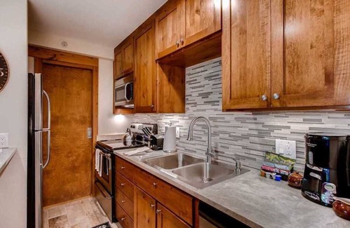 Vail Condo | Luxury Ski~-In~/Ski~-Out~ Condo with Vail Mtn. in the Backyard