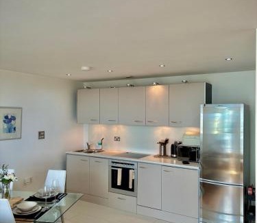 Cardiff City Centre Apartment | Luxury Skyline View Apartment - Free Parking - Convenient location to City Centre