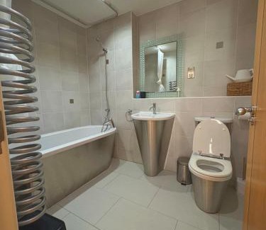 Cardiff City Centre Apartment | Luxury Skyline View Apartment - Free Parking - Convenient location to City Centre