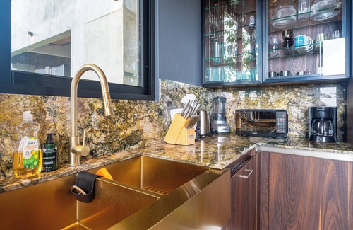 Valle Pura Vida House | Luxury+Sleeps 14+Pool+Rooftop Patio+Funky