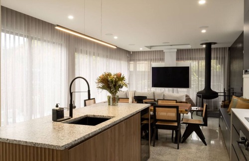Seddon Apartment | Luxury Smart Home Stay in Seddon w/Private Pool
