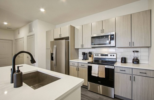Colorado Springs Apartment | Luxury Spacious 2 Brm Gym, Pool, King Beds 102