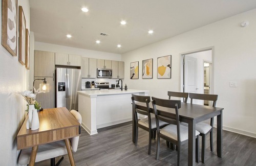 Colorado Springs Apartment | Luxury Spacious 2 Brm Gym, Pool, King Beds 102