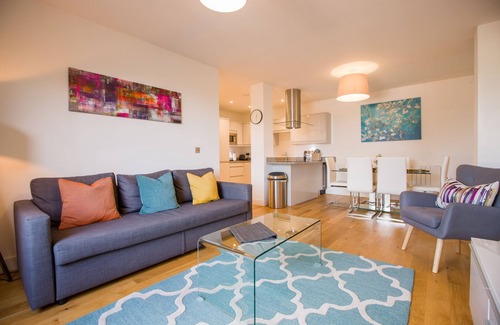 Windsor Apartment | Luxury spacious apartment, secure parking just 8 minutes walk to Windsor Castle