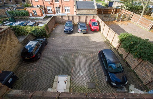 Windsor Apartment | Luxury spacious apartment, secure parking just 8 minutes walk to Windsor Castle