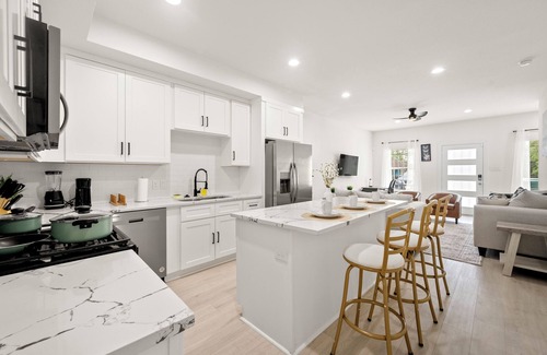 Southeast Houston House | Luxury Spacious Home 6bedrms 8beds 16 guests nearDowntown Houston, NRG WIFI AC