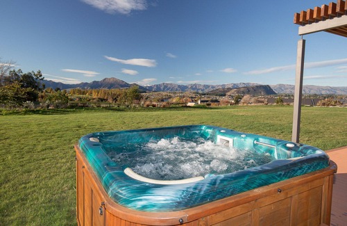 Wanaka House | Luxury spacious house with large secluded grounds