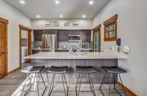 Breckenridge House | Luxury stay at Mountain Thunder Lodge 305: spacious 3-bedroom townhome in Breckenridge for 6 guests.