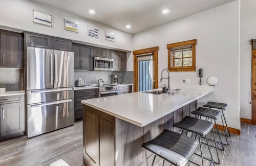 Breckenridge House | Luxury stay at Mountain Thunder Lodge 305: spacious 3-bedroom townhome in Breckenridge for 6 guests.
