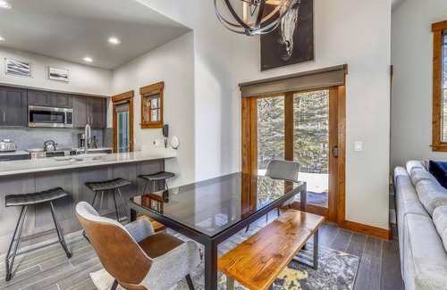 Breckenridge House | Luxury stay at Mountain Thunder Lodge 305: spacious 3-bedroom townhome in Breckenridge for 6 guests.