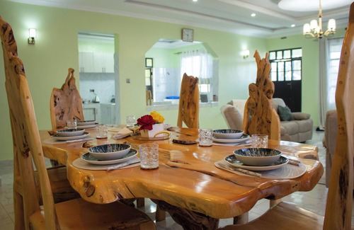 Nanyuki Villa | Luxury stay in Nanyuki. Family-friendly villa near Olpajeta. Mount Kenya views
