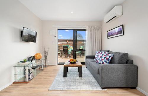 Welcome Bay Apartment | Luxury Stay - Parrot Nest - Brand New