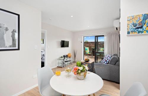 Welcome Bay Apartment | Luxury Stay - Parrot Nest - Brand New