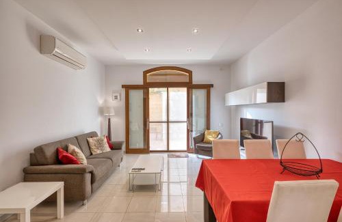 Ghajnsielem Apartment | Luxury Stay with Jacuzzi, BBQ and Huge Pool