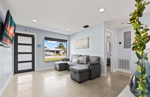 Fort Lauderdale House | Luxury Stay with Filtered Water & Pet-Friendly Fun