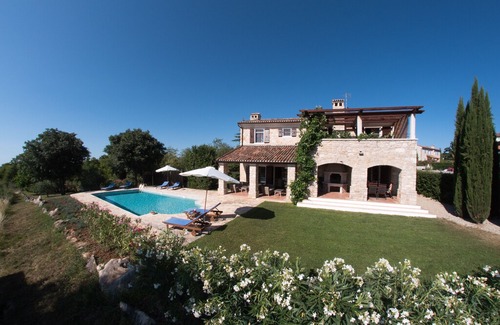 Vizinada Villa | Luxury Stone Villa with Large Heated Pool, Air-Con, Sea and Vineyard Views