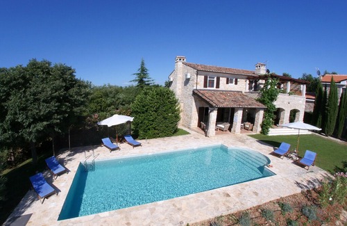 Vizinada Villa | Luxury Stone Villa with Large Heated Pool, Air-Con, Sea and Vineyard Views